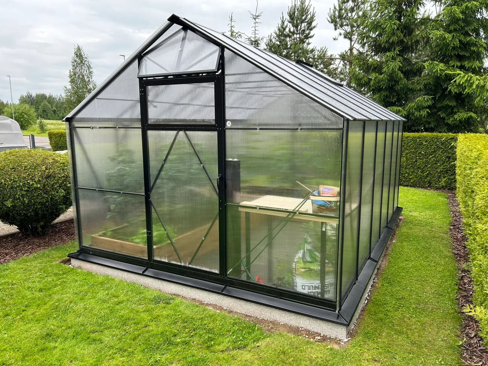 EcoSlider Lux 3,0 12,3 m² från sidan, 4,10 meter långt växthus i svart pulverlackerat stål