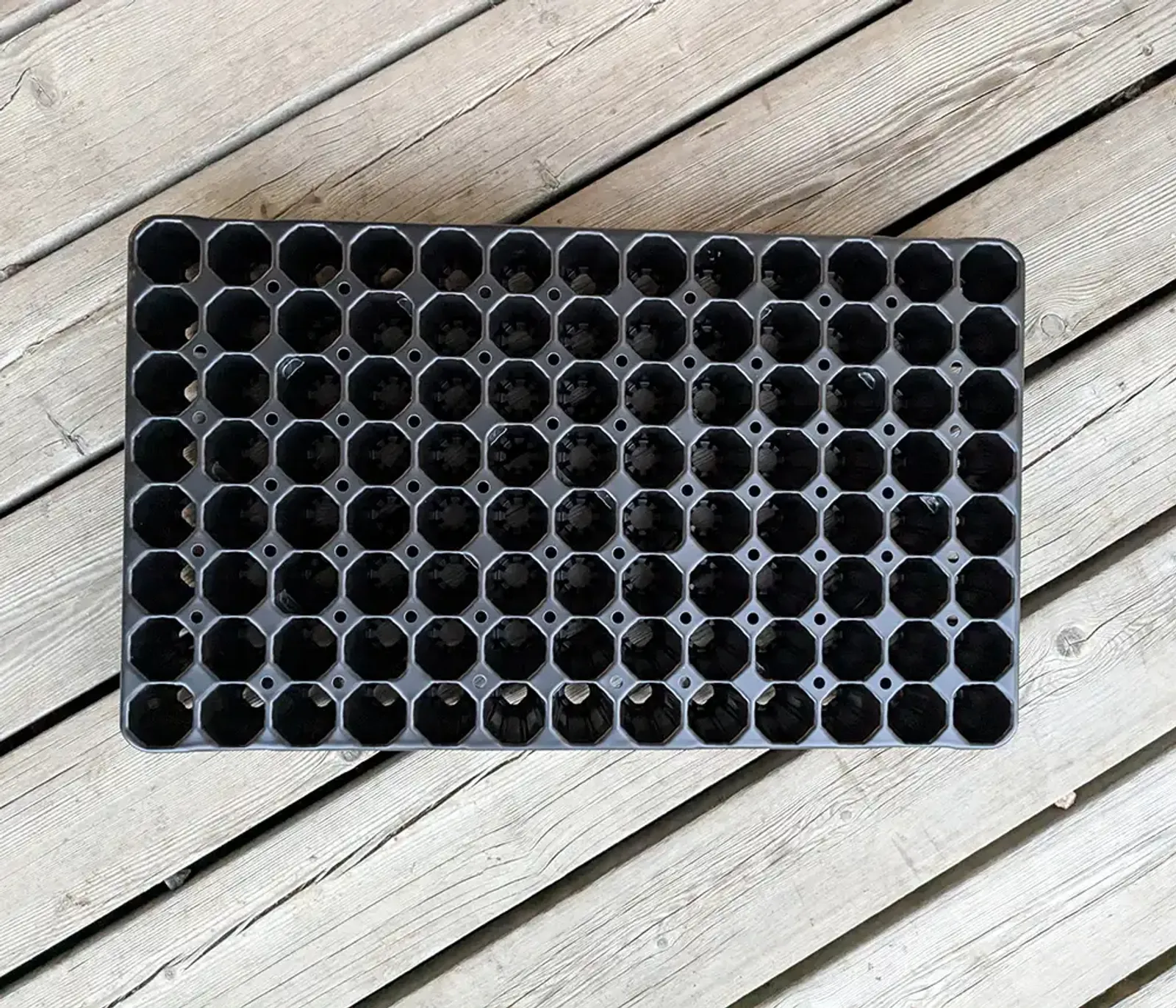 Pluggbrätte Quickpot D104/6 R (104 celler) — närbild