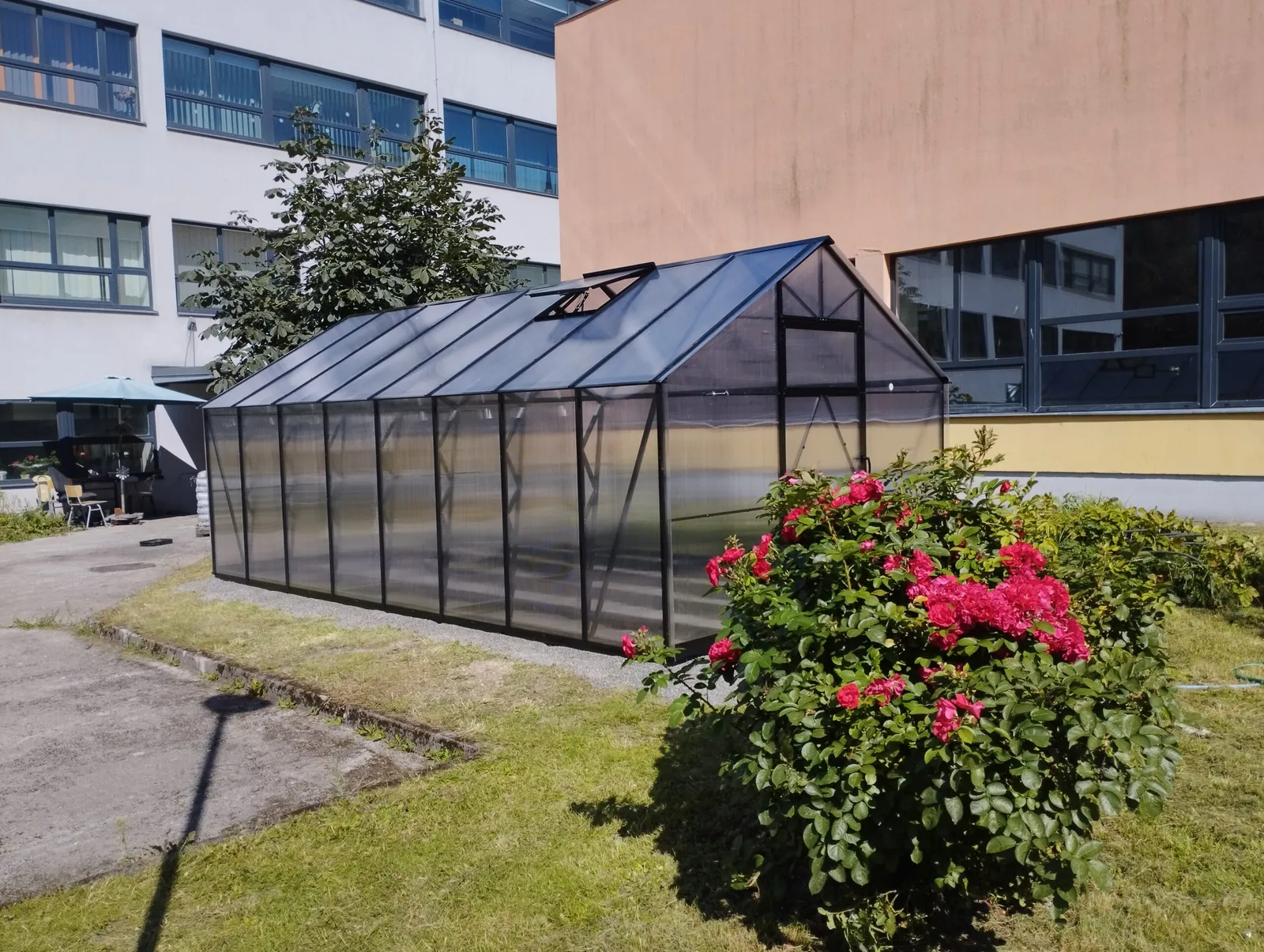 EcoSlider Lux 3,0 16,5 m² snett framifrån, gaveldörr och takfönster synliga
