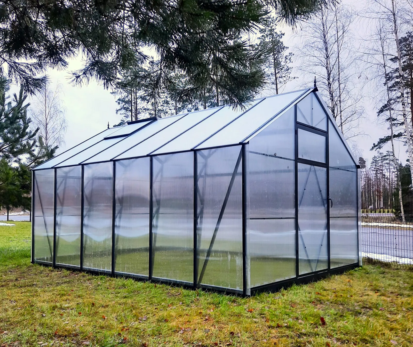 EcoSlider Lux 3,0 12,3 m² invändigt med svarta stålprofiler och polykarbonat