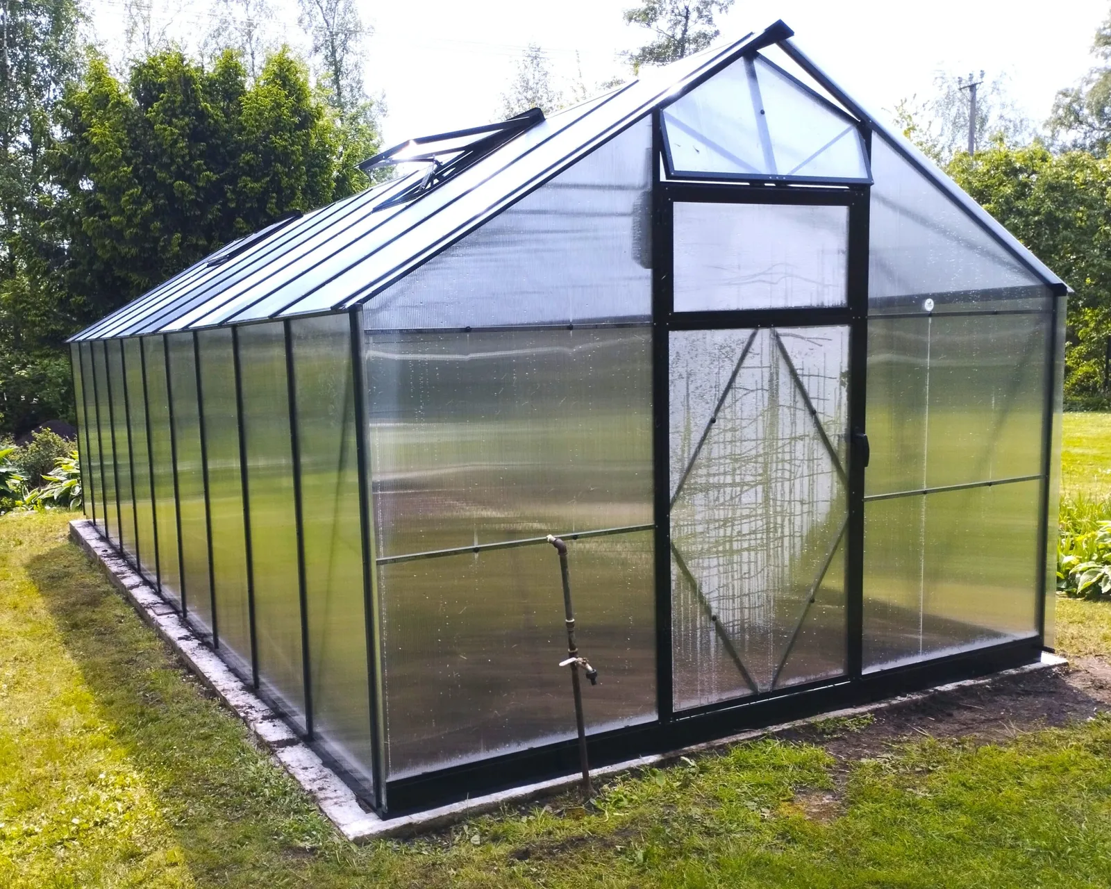 EcoSlider Lux 3,0 20,7 m² från sidan, växthus i svart pulverlackerat stål