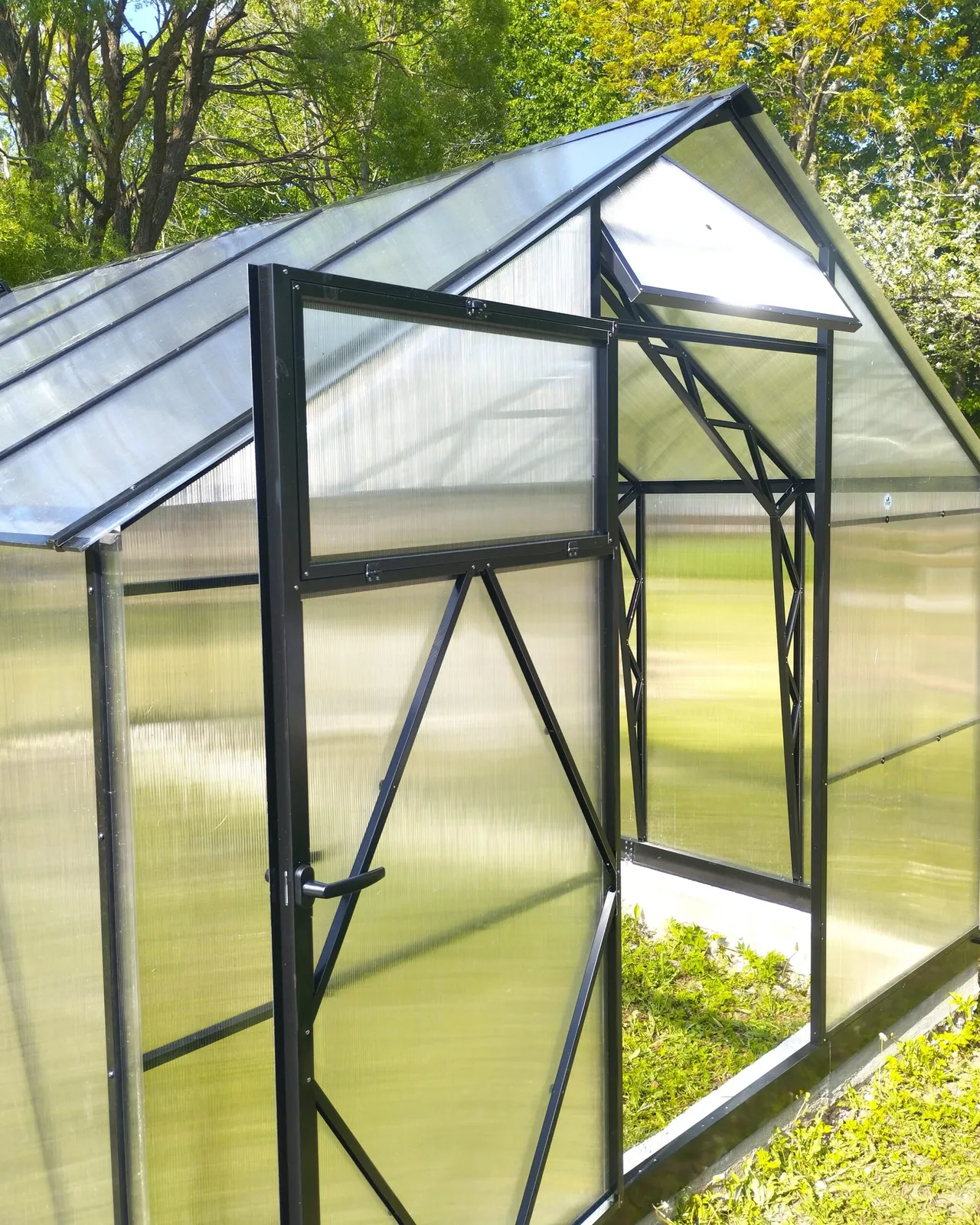 EcoSlider Lux 3,0 24,9 m² från sidan, växthus i svart pulverlackerat stål