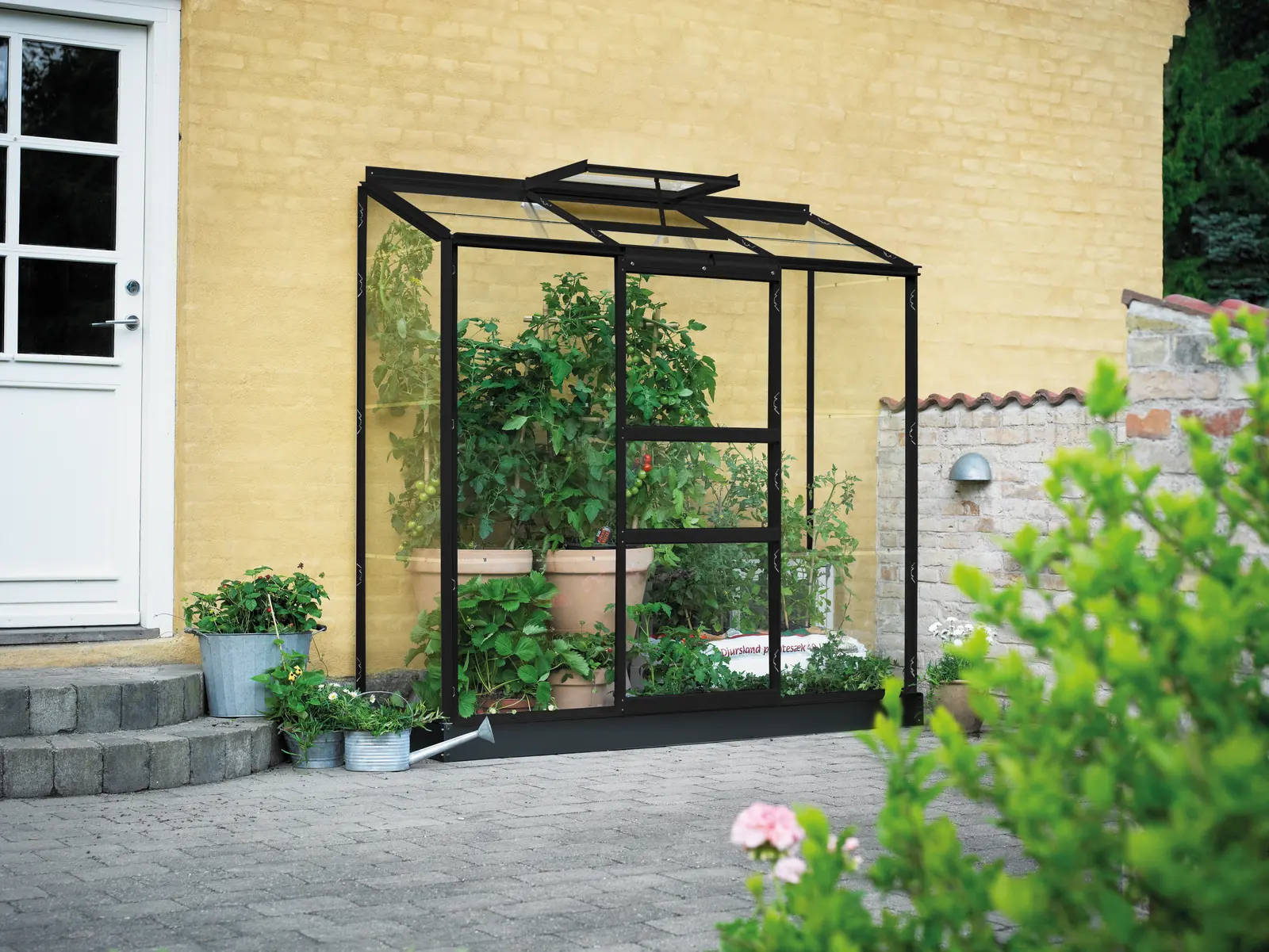 Växthus mot vägg hos GardenMarket
