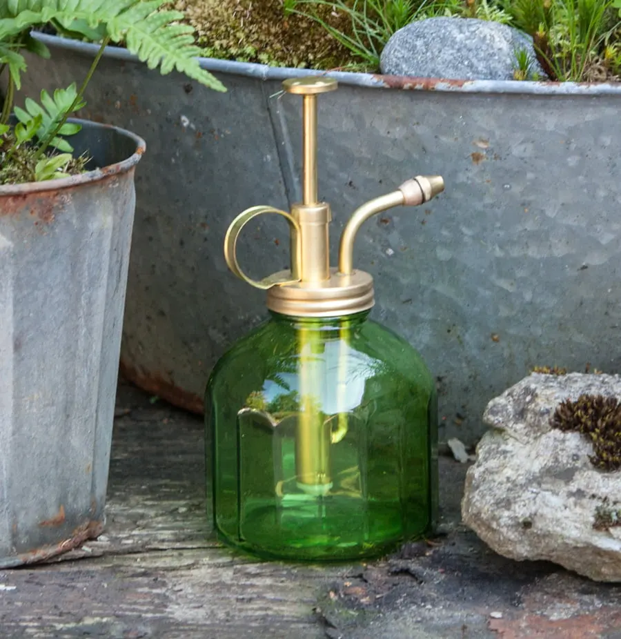 Grön sprayflaska i glas hos gardenMarket