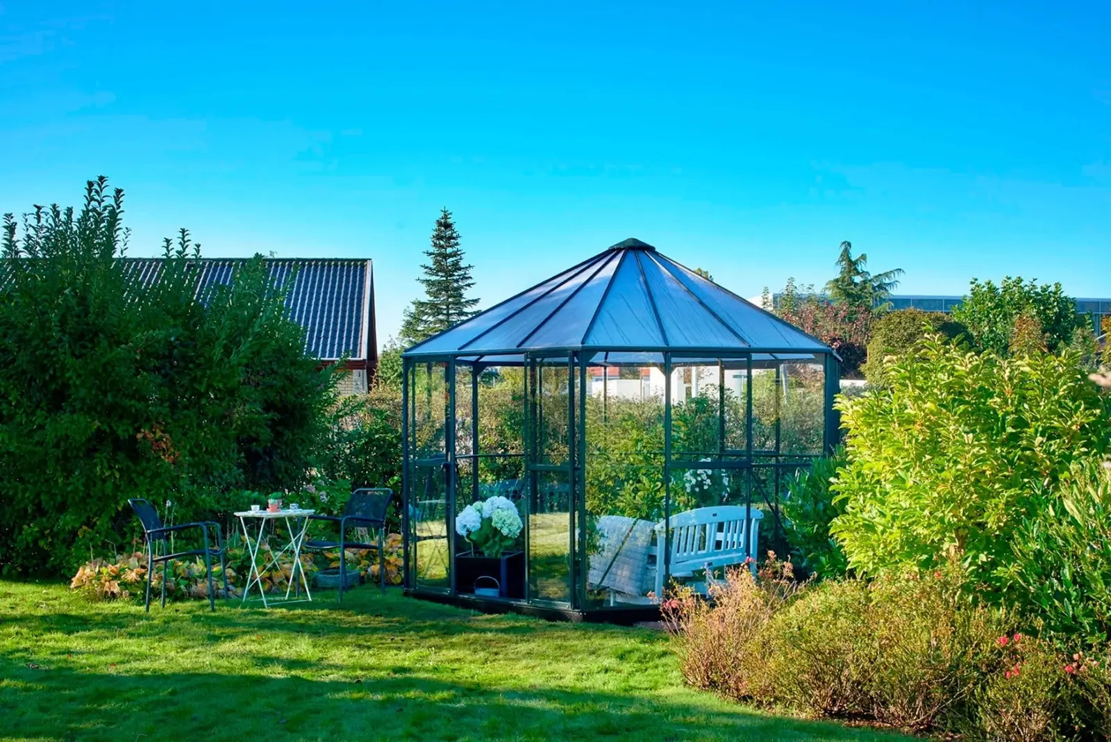 Stort växthus i härdat glas hos GardenMarket